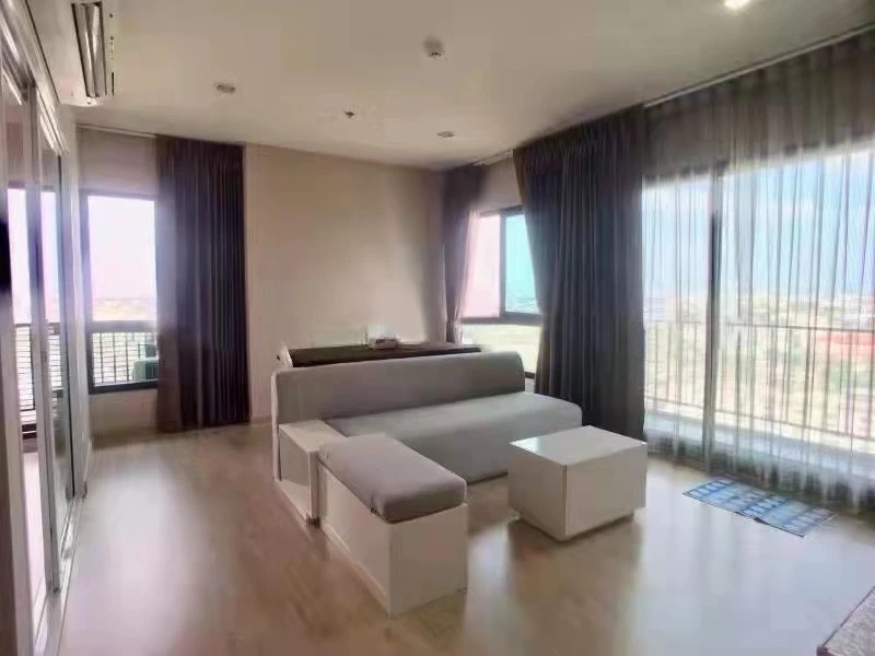 Selling a Parkland Phetkasem - Tha Phra condo. The unit is on the 16th floor with a pool view and is fully furnished. Just bring your belongings and m