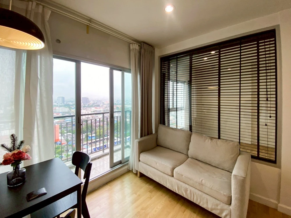 For sale: Parkland Taksin-Thapra with built-in kitchen, beautiful marble pattern artificial stone, great city view, very worth booking.