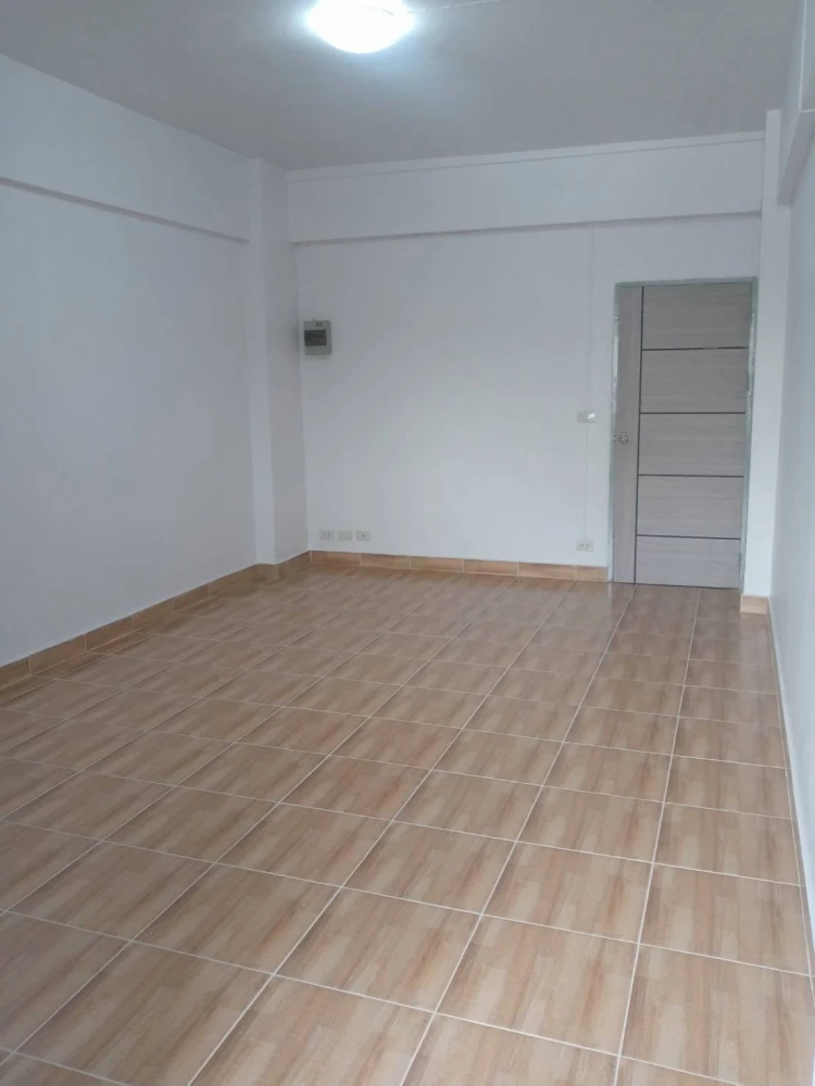 Selling a 2nd floor unit at Pattanakarn Life Complex. Complete with full amenities and a great location. Don't miss this opportunity!