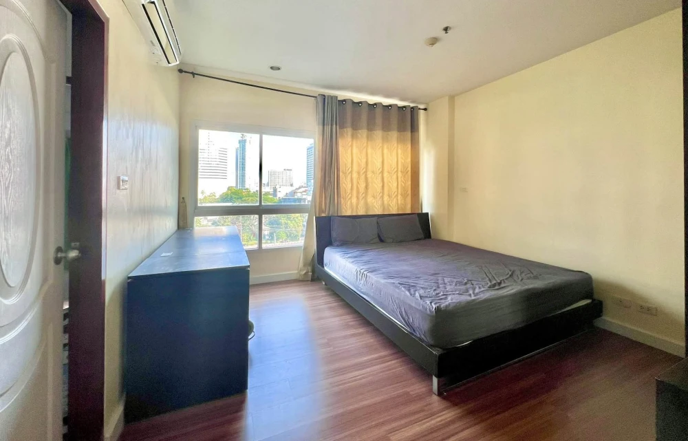 Selling PG RAMA 9 Condominium, 1 bedroom, 1 bathroom, spacious living area, great location. Book now!