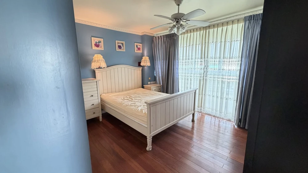 Selling Pinklao River Park View, corner unit with pool view, fully furnished with real wood flooring, decorated in English style. Don't miss out!