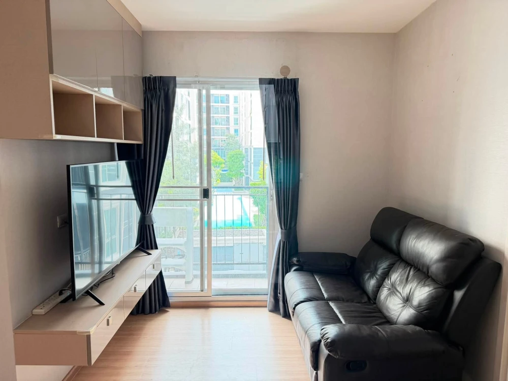 Selling Plum Condo Mix Chaengwattana, 2 bedrooms, 2 bathrooms, pool view from every room!!!! Separate living spaces. A must-have!
