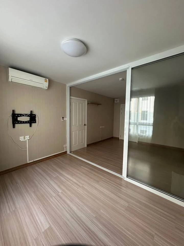 Selling Plum Condo Paholyothin 89. Unfurnished unit, perfect for those who love decorating. Don't miss this rare price, book now!