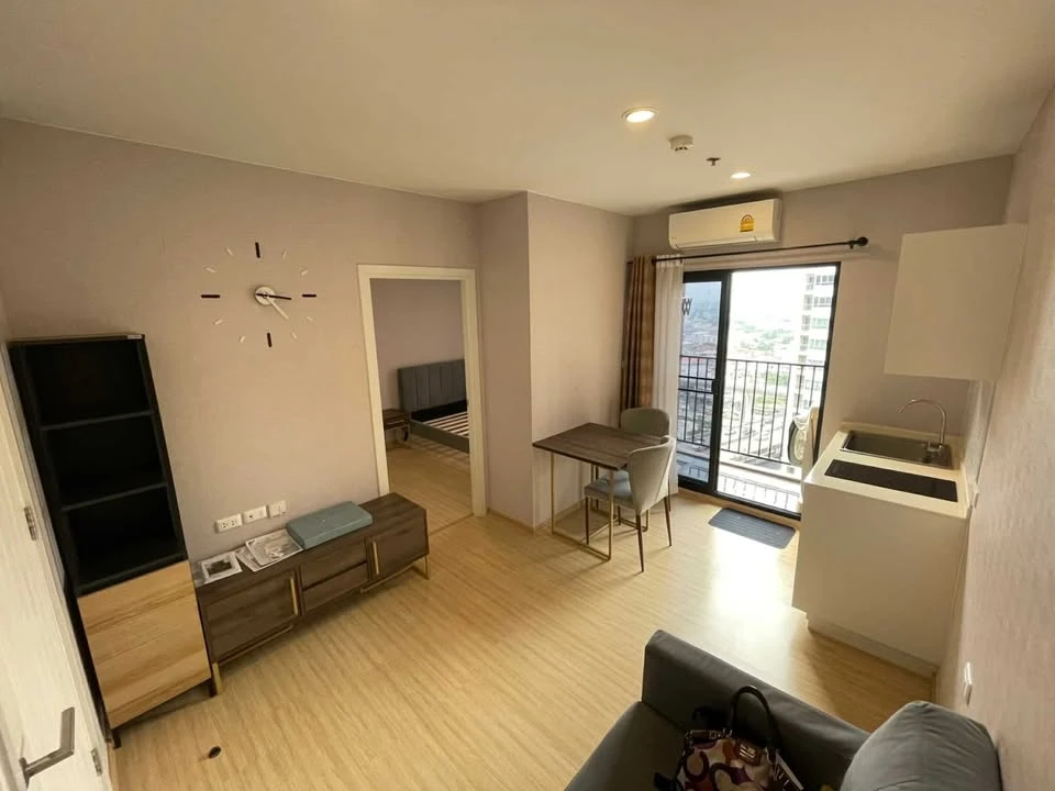 For sale Plum Condo Pinklao Station, quiet room, no noise disturbance even though it is located next to the main road, high floor, beautiful city view