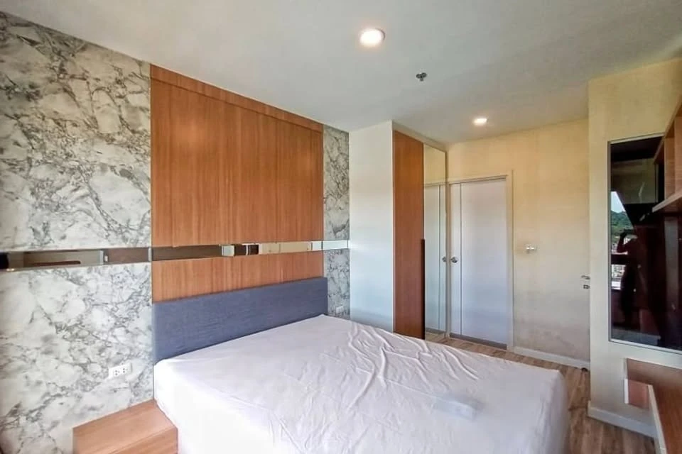 Plus Condominium Sriracha for sale. Beautiful sea views and city views with refreshing green mountains. Fully furnished and ready to move in!