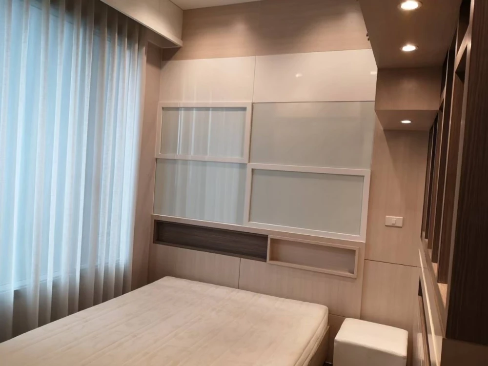 For sale: Q Asoke, 10th floor, swimming pool view, complete with all built-in furniture, very clean room, interested in booking now!