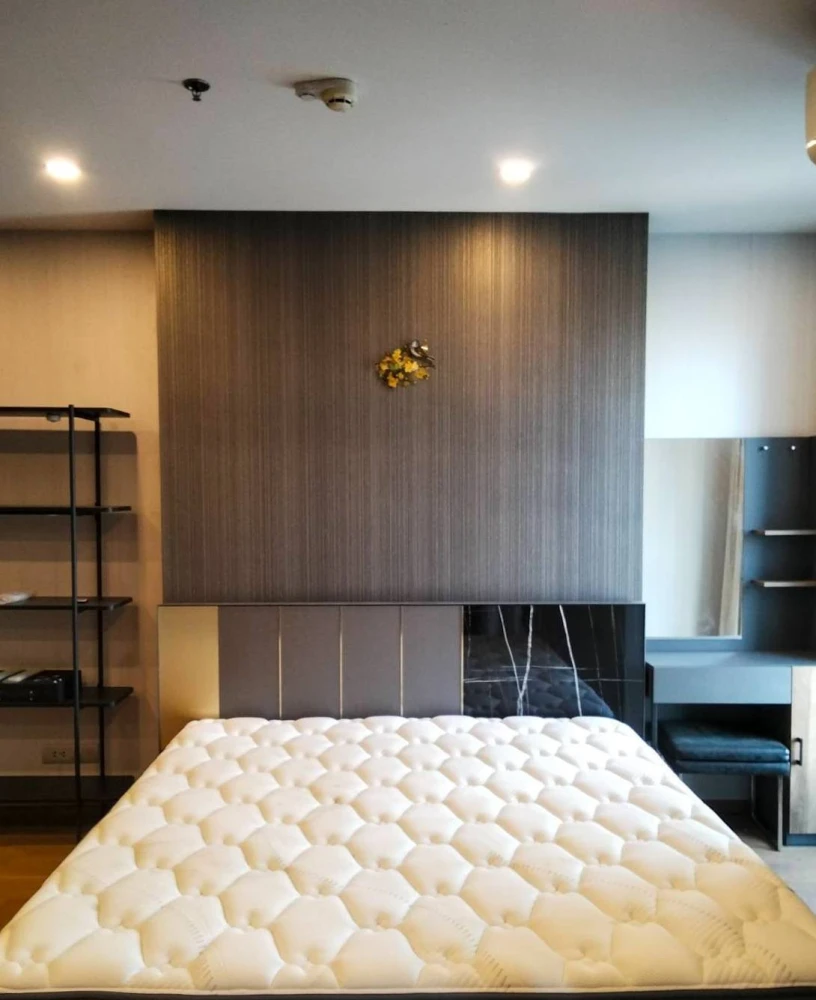 Selling Q Chidlom-Phetchaburi condo. Spacious, high-floor unit with full furnishings. Book now!