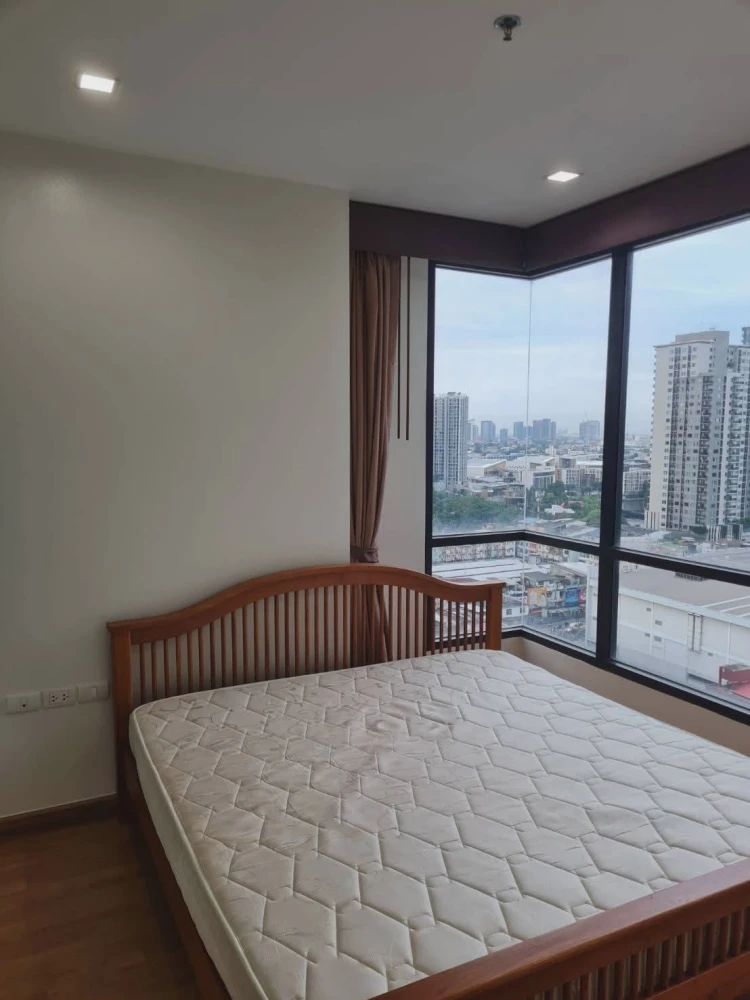 Selling Q House Sukhumvit 79, corner unit, 2 bedrooms, 2 bathrooms. Very quiet and private. Book now!