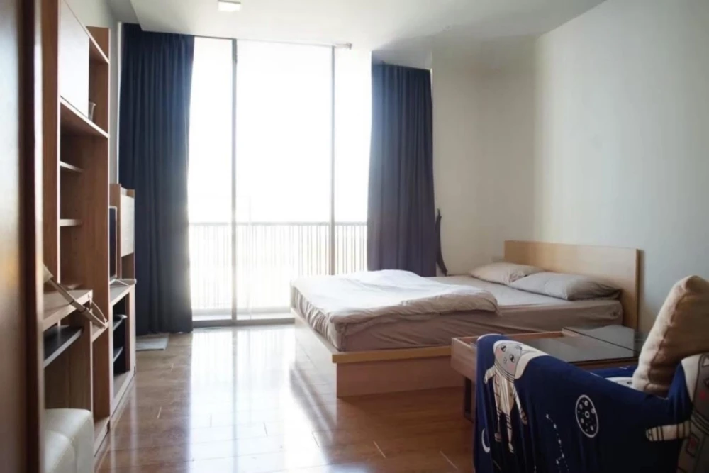 Quad Sathon for sale. Separate kitchen, spacious balcony perfect for drying clothes. Fully furnished with appliances. Book now!