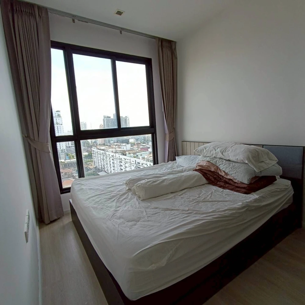Quinn Ratchada 17 for sale, balcony facing out, open view, no buildings blocking, room does not face the main road, so there is no traffic noise, rese