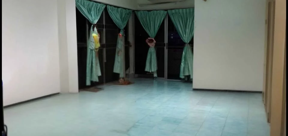 For sale: Ratchada City Condo, corner room, not crowded, comes with a lot of usable space, don't miss it.