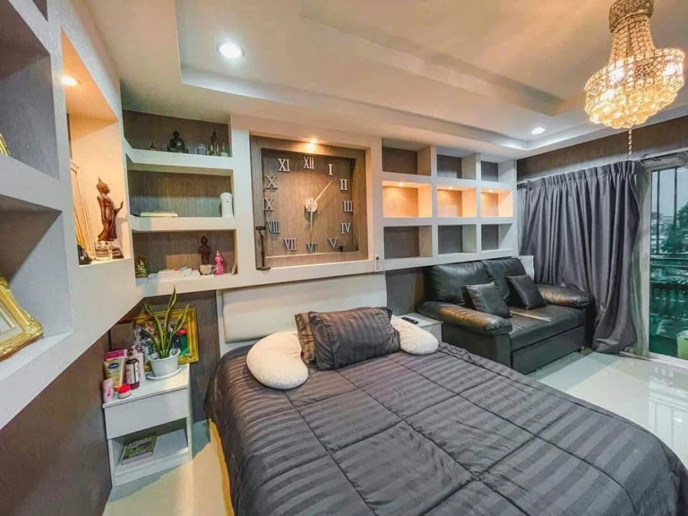 Selling a corner unit at Ratchada Prestige Ladprao, offering privacy and high-quality built-in furniture. Book now!