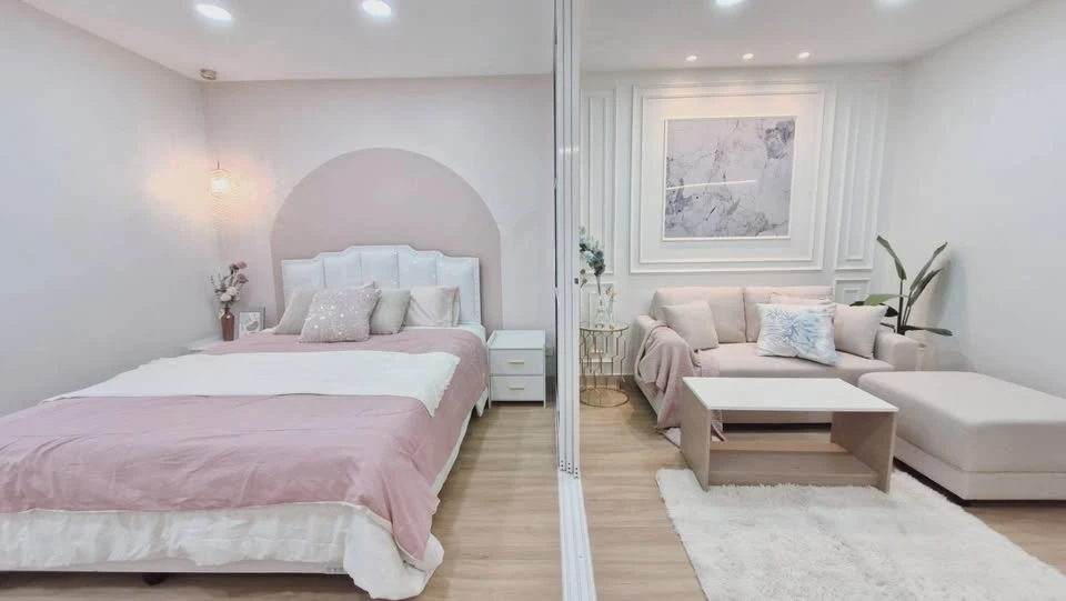 Selling Regent Home 1 Phaholyothin 67, 4th floor unit, pastel-themed decoration, fully furnished, great location. Book now!