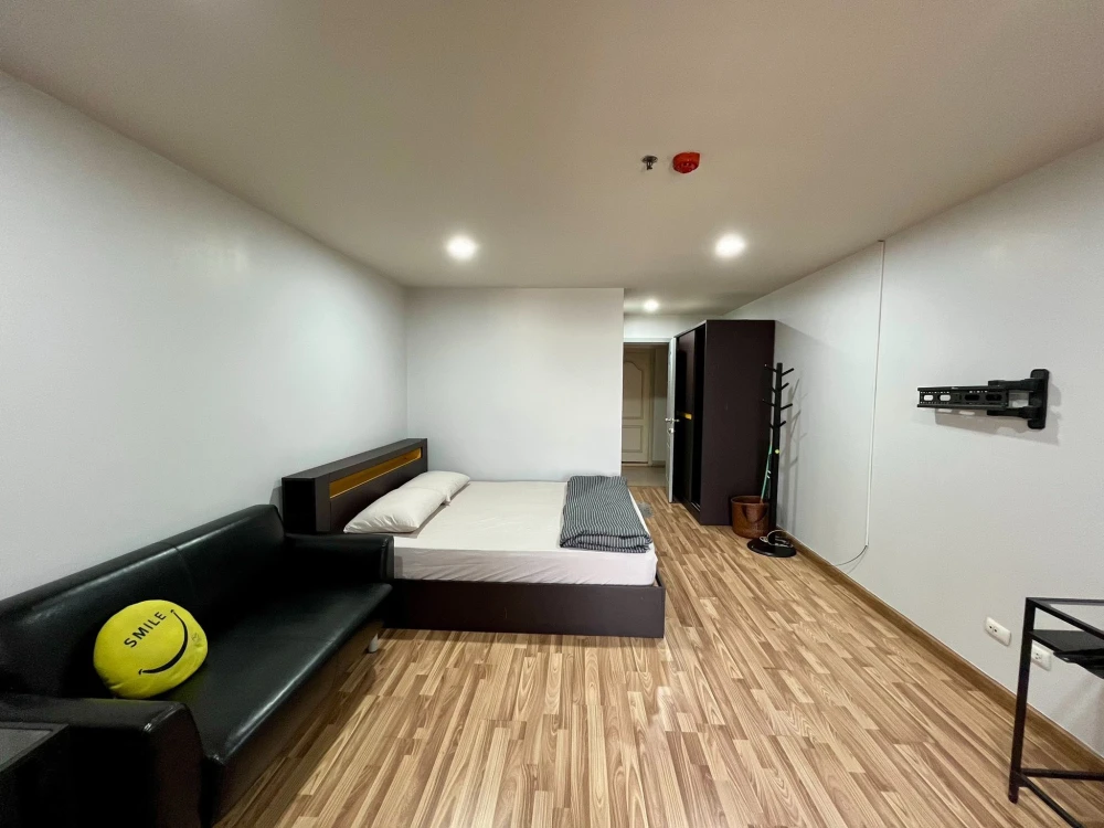 Selling Regent Home 12 Ladphrao 41, 4th floor unit. Excellent location, convenient transportation, fully furnished. Book now!