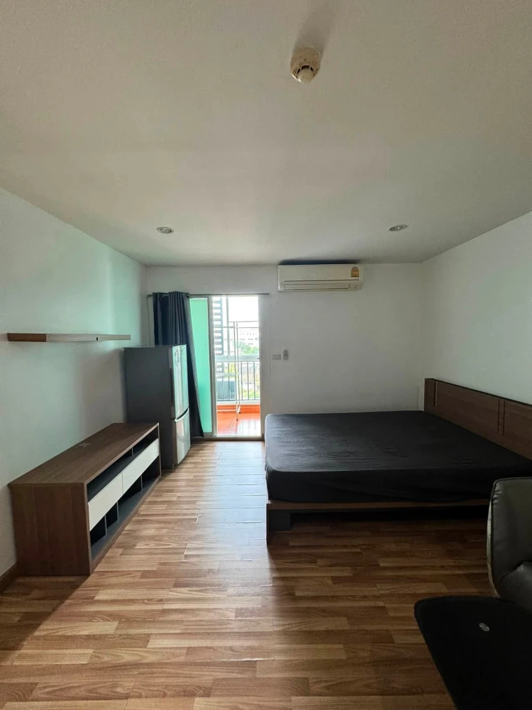 Selling Regent Home 13 Sukhumvit 93. The unit comes with a balcony with added glass windows and a lockable system. Ready to move in with just your bel