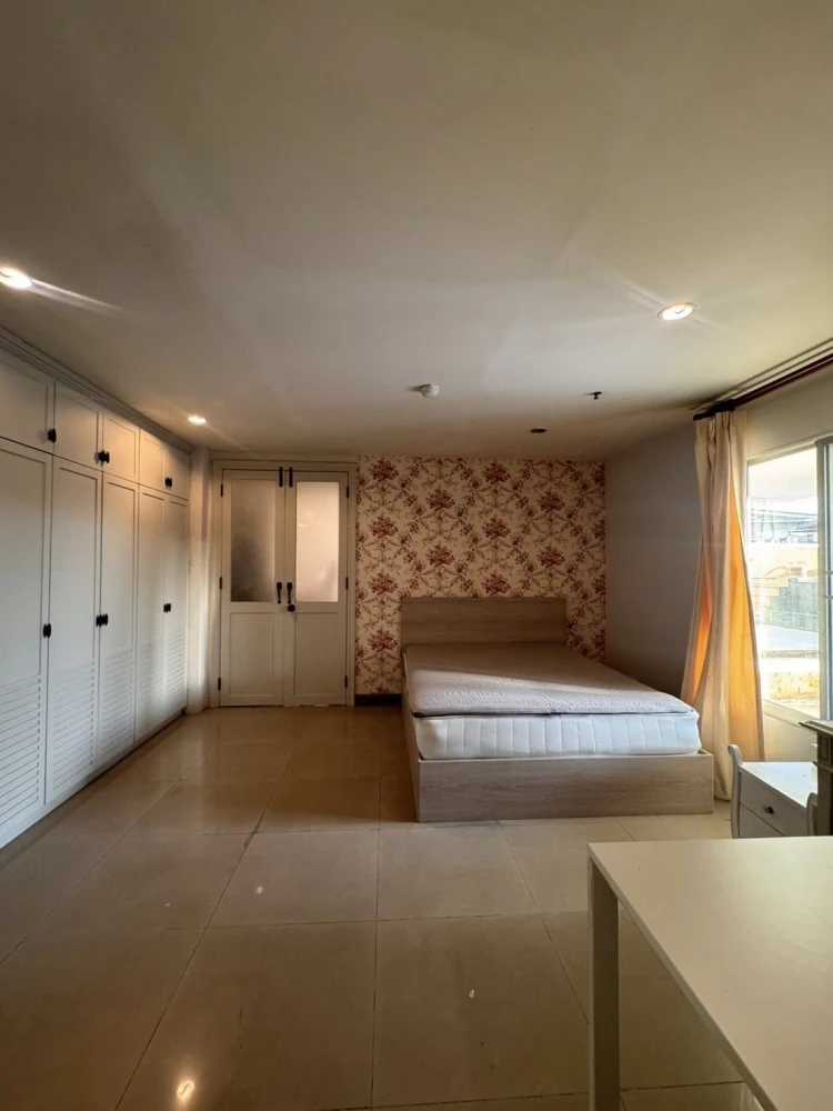 Selling Regent Home 5 Ratchada 19, 2 bedrooms, spacious living area, great location, complete amenities. Don't miss out!