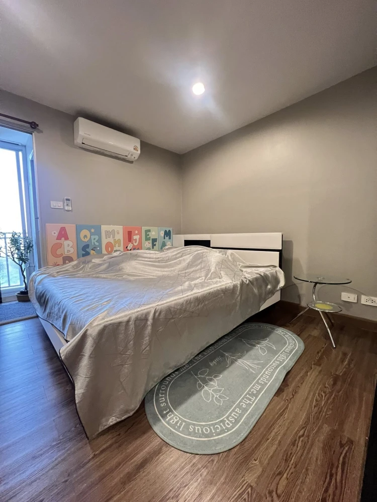 For sale: Regent Home 6 Prachachuen, a lovely room, fully furnished, comes with a large red sofa, comfortable to sit on, open view, reserve now.