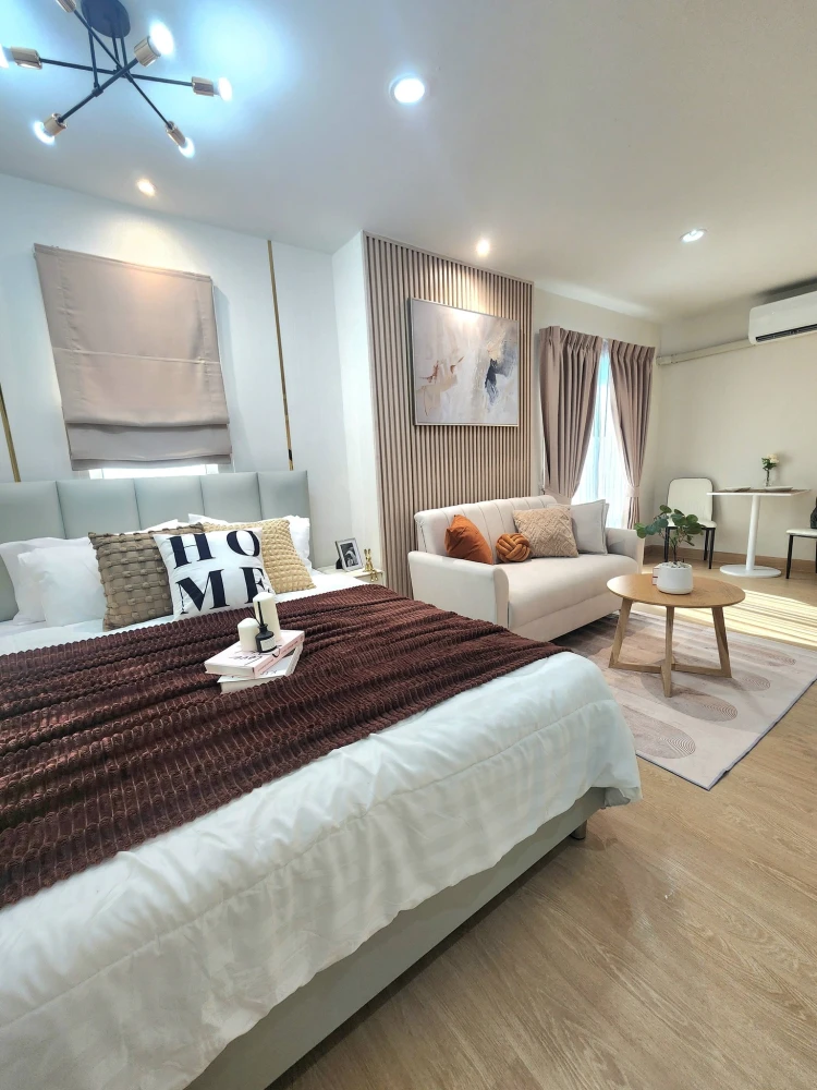 Selling Regent Home Bangson, beautifully decorated unit with a coordinated color scheme and high-quality built-in furniture. Book now!