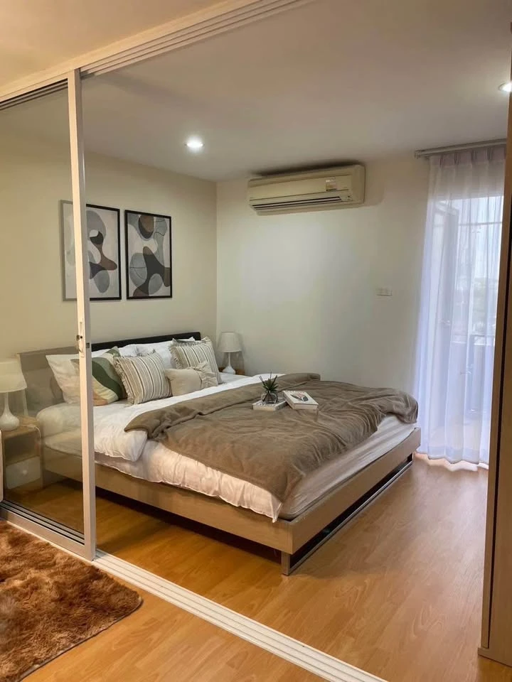 Selling Regent Home IV Sukhumvit 85. Beautifully decorated unit with a consistent color scheme. Great location, convenient transportation. Book now!