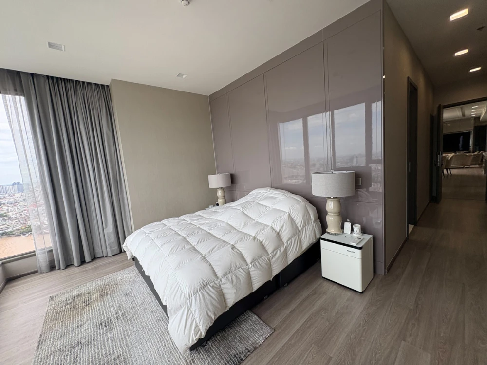 For Sale: Rhythm Charoenkrung Pavillion, 40th floor. Features a large balcony and river view; fully furnished. Book now!