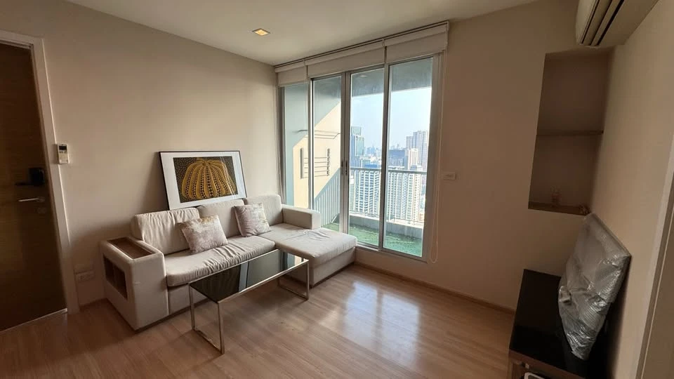 For sale: Rhythm Phahon-ari, very high floor, great view, no tall buildings, no view blocked, balcony not attached to anyone, very worth booking.