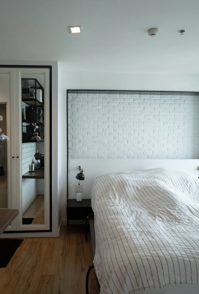 Selling a corner unit at Rhythm Phahon-Ari. It's less crowded, has ample living space, and a beautiful, unblocked view. Book now!