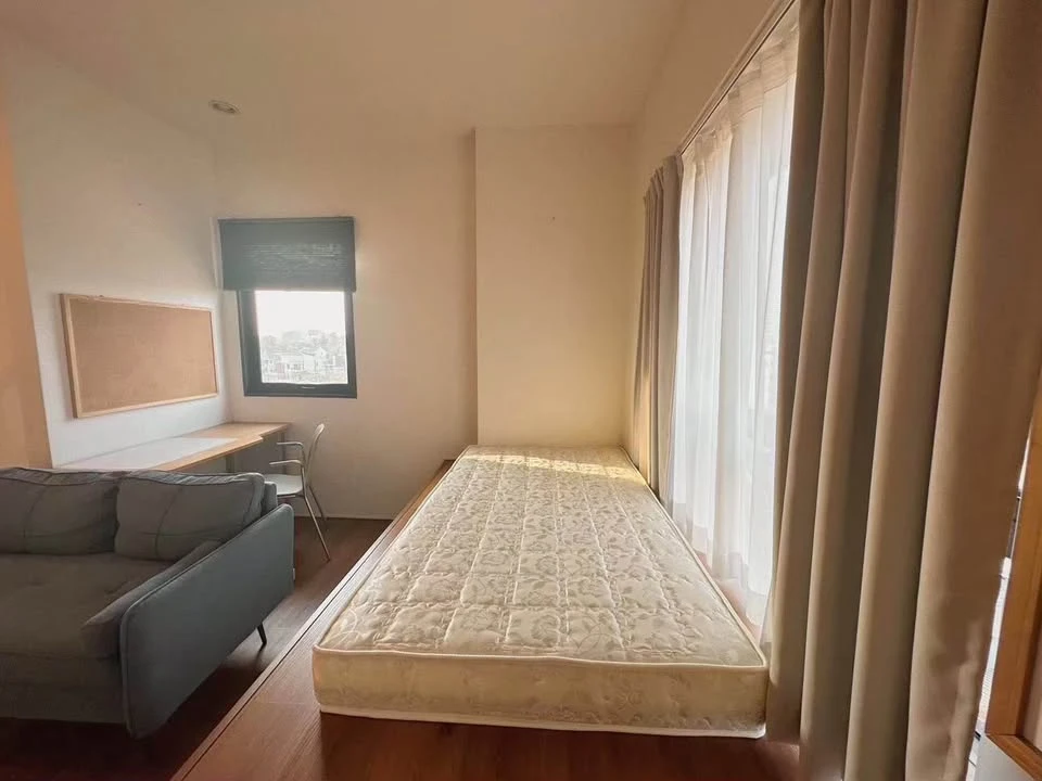 For sale: S1 Rama 9, corner room with privacy, decorated in a controlled tone, comes with complete furniture, just bring your bags and move in.