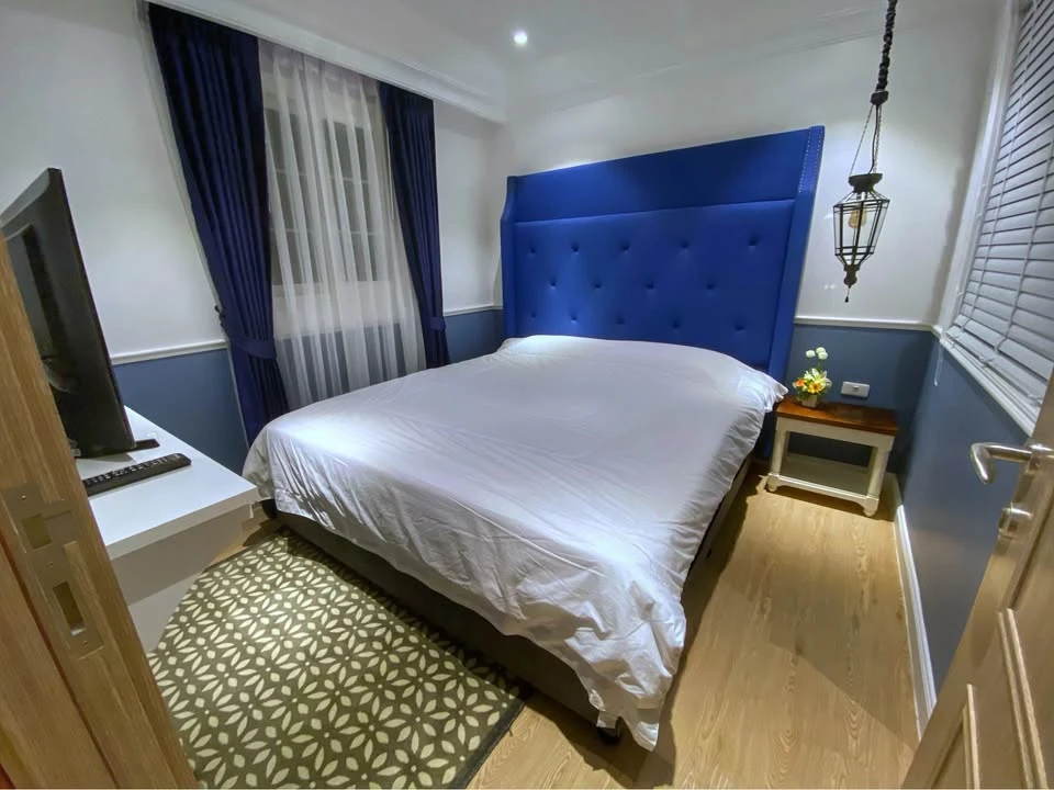 For sale: Seven Seas Cote d Azur, a lovely room, beautifully decorated in a neutral tone, fully furnished, with a beautiful pool view. Reserve now!