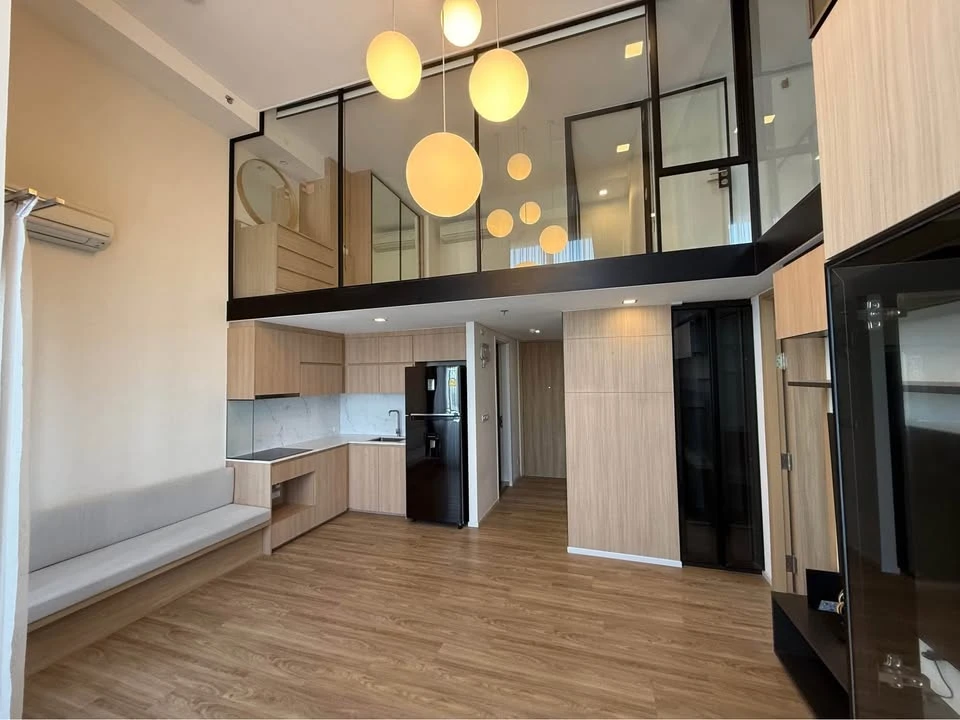 Selling Siamese Sukhumvit Onnut, a rare, large unit with a home-like feel in the heart of the city. This corner unit offers peace and privacy and is w