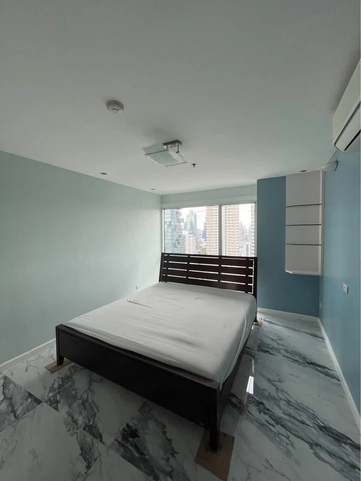 For sale: rent Silom Suite, spacious room, lots of usable space, good location, convenient transportation, hurry and reserve now!