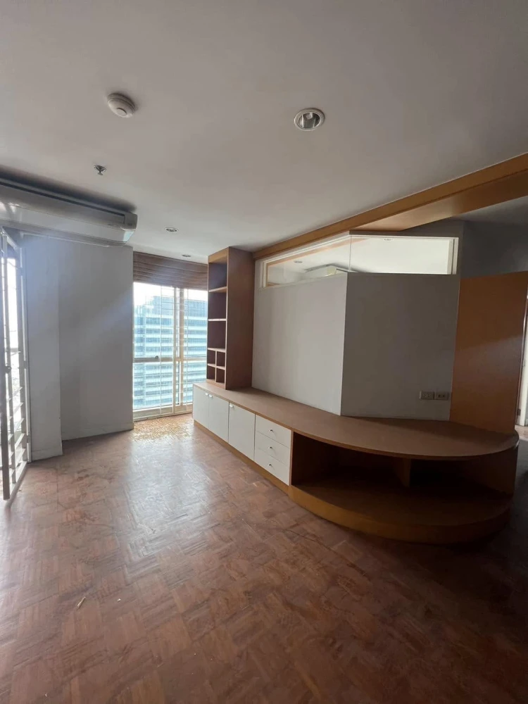 For sale Silom Suite 3 bedrooms, spacious room, good location, interested in owning, hurry and reserve now, urgent.