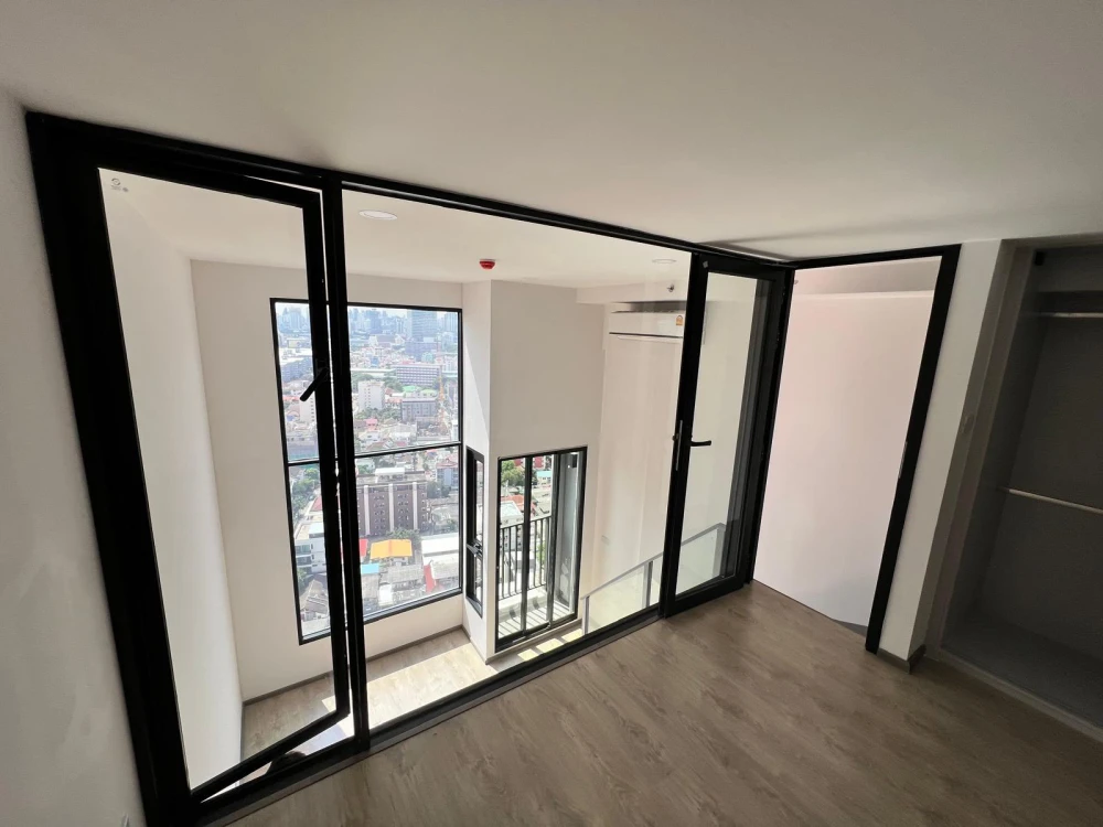 For sale: SOHO BANGKOK RATCHADA, 21st floor, beautiful city view, complete with furniture and appliances. Reserve now, get it first.