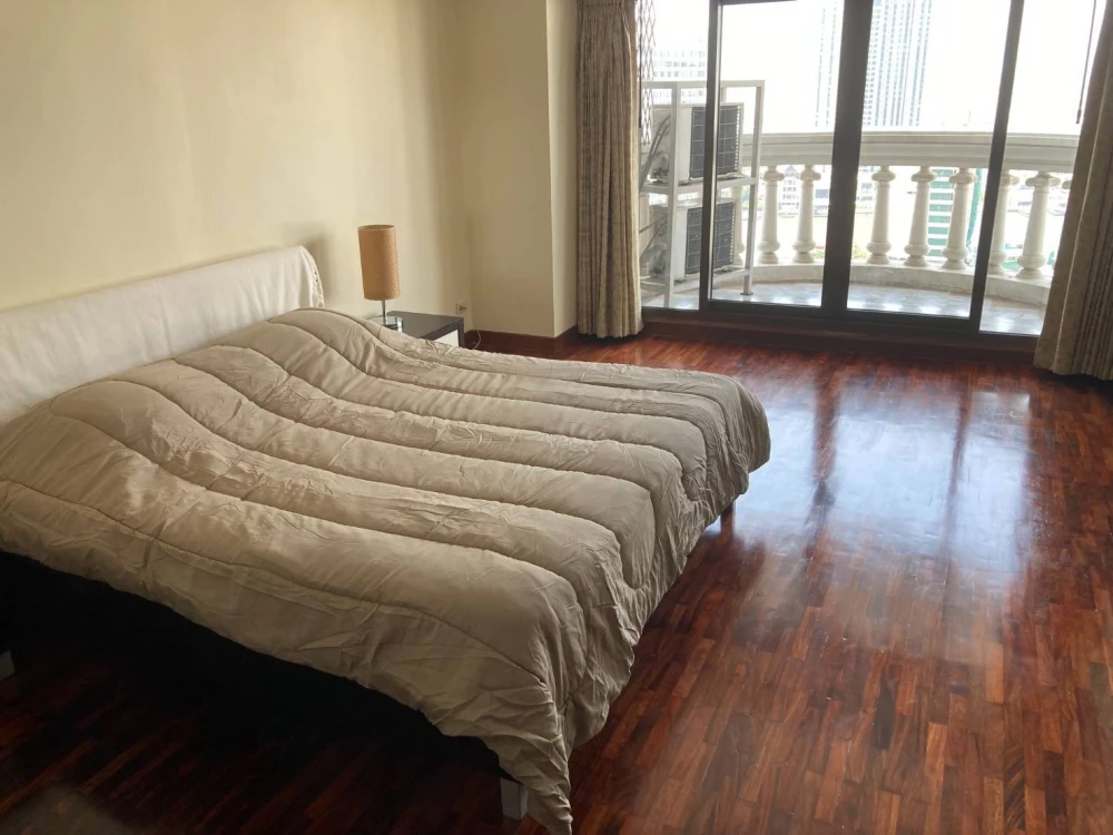 For sale: State Tower Condominium, spacious room, lots of usable space, good location, view of Chao Phraya River and Icon Siam, don't miss it.