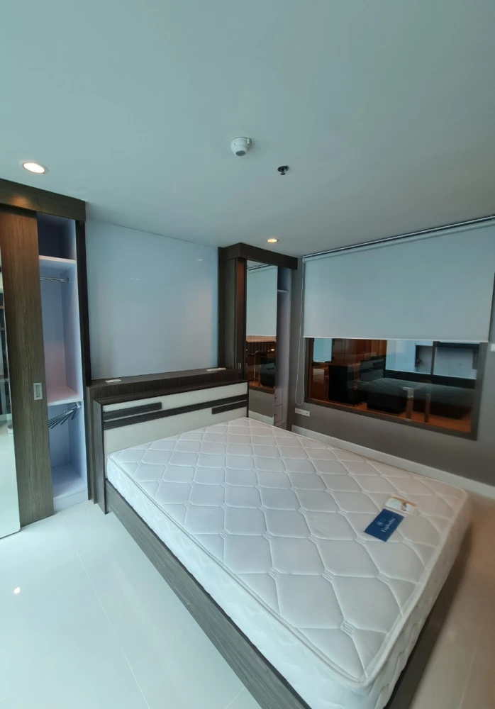 Selling a unit at Sukhumvit Living Town, 8th floor, with a beautiful view and fully furnished. Book now!