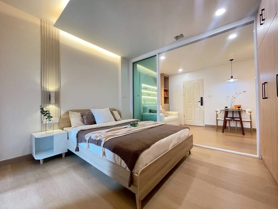 Selling Supalai City Resort Ratchada Huaikwang.Beautifully decorated unit with high-quality built-in furniture. You'll regret missing this opportunity