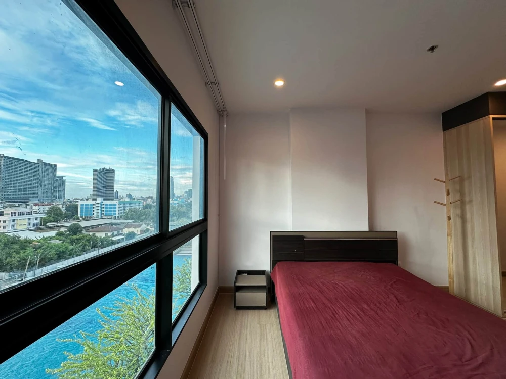 For sale: Unit at Supalai Loft @ Talat Phlu Station. The unit receives morning sunlight and offers an airy, comfortable atmosphere. It comes with free