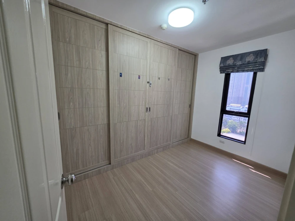Selling Supalai Loft @ Talat Phlu Station, 2 bedrooms, spacious living area, high-quality built-in furniture. Book now!