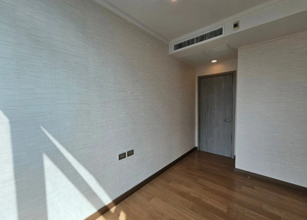 Selling Supalai Oriental Sukhumvit 39, 12th floor, unfurnished unit. Decorate to your liking. Book now!