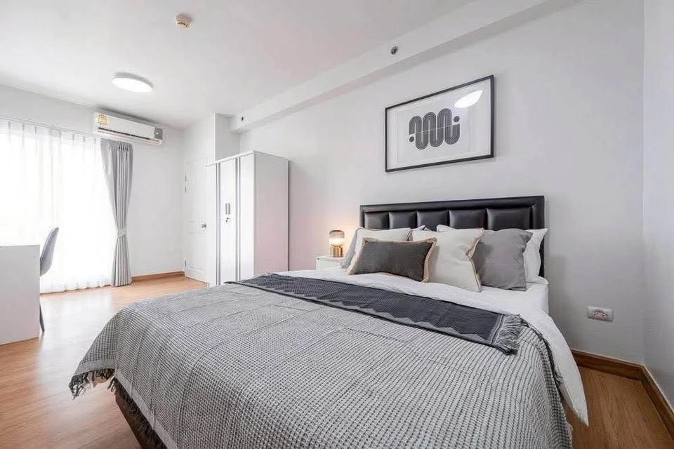 Selling Supalai Park Khaerai-Ngamwongwan, 12th floor. Separate bedroom and kitchen. Beautifully decorated and ready to move in immediately.