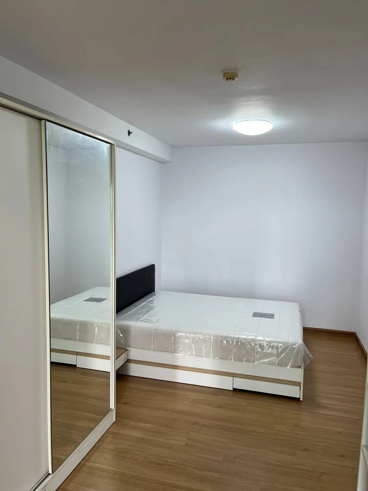 Selling Supalai Park Khaerai Ngamwongwan condo. Spacious unit with ample living space and complete amenities. Beautiful view. Book now!