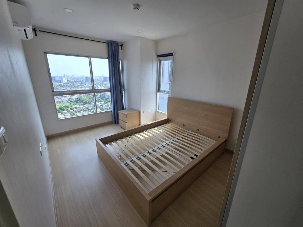 Selling Supalai Park Talat Phlu Station 1-bedroom unit. Spacious living area, beautiful unblocked view. Book now!