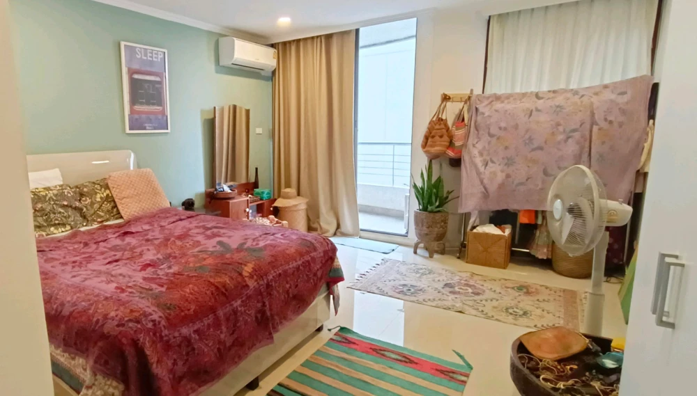 Selling Supalai Place Sukhumvit 39, spacious 2-bedroom unit, fully furnished. Book now!