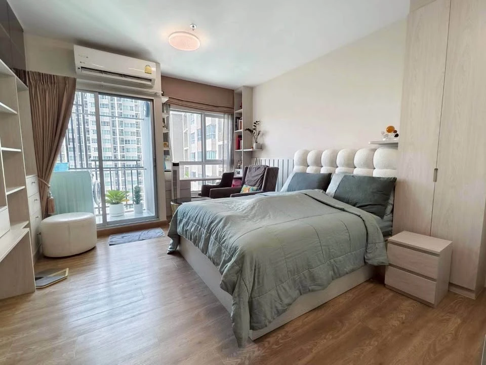 For sale Supalai Veranda Rama 9 with excellent built-in furniture, lots of storage space, swimming pool view, don't miss it.
