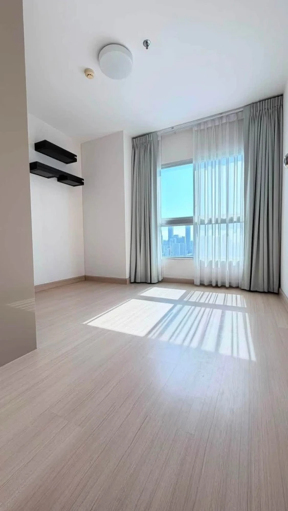 Selling Supalai Veranda Rama 9. Spacious unit with ample usable space and high-quality built-in furniture. You'll regret missing this opportunity!