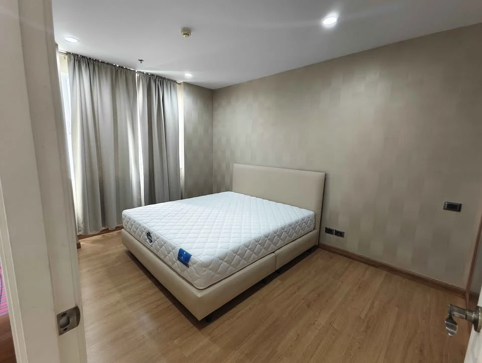 Selling Supalai Wellington, spacious unit with ample usable space, high-quality wallpaper, convenient location. Don't miss out!