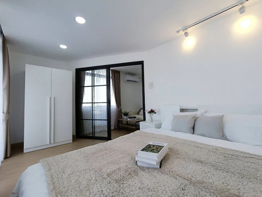 Selling a corner unit at Tararin Chaophaya, offering privacy and a beautiful minimalist design. Don't miss out!