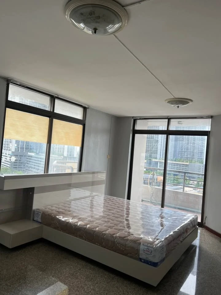 Selling Tararin Chaophaya, 2 bedrooms, spacious living area, great location, beautiful unblocked view, convenient transportation. Book now!