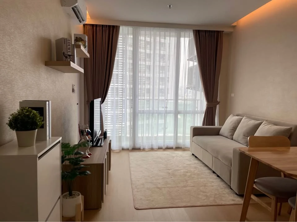 For sale: TC Green Condo, fully furnished, ready to move in, in the heart of Rama 9, 2.70 m. high ceiling, with large bed and sofa bed. Reserve now.