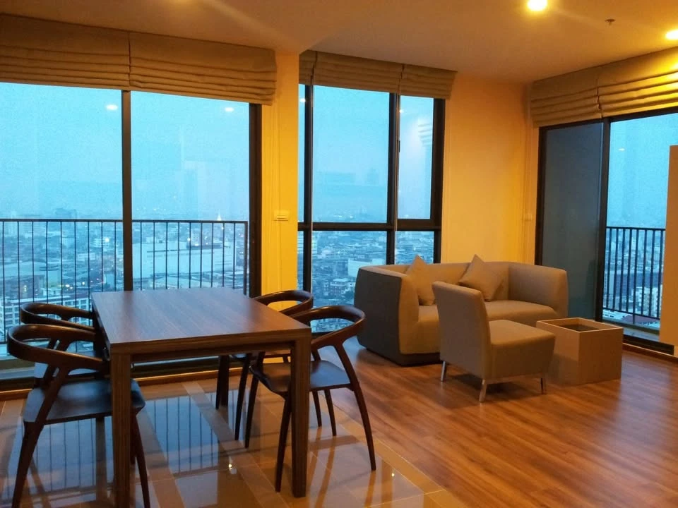 For sale: Teal Sathorn-Taksin, high floor, corner room, unobstructed city view, facing north, cool all day, good ventilation, must book.