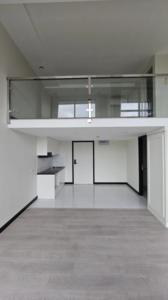 Selling Thames Residence duplex unit, 2 floors. The room is clean, bright, and very comfortable. You won't want to miss this!